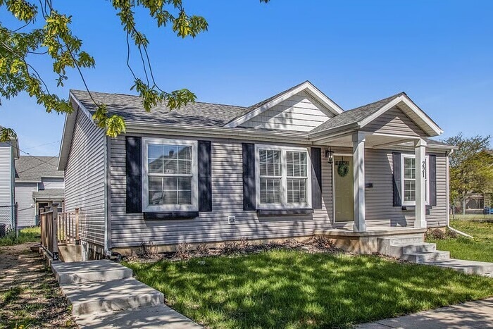 Spacious 2 Bedroom, 1 Bath Home Near Downtown South Bend - Spacious 2 Bedroom, 1 Bath Home Near Downtown South Bend