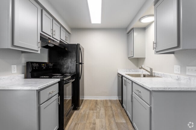 2BR, 1BA 860SF