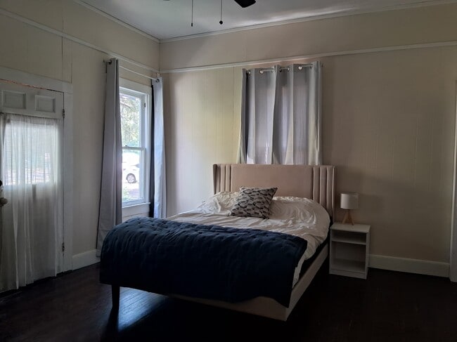 Building Photo - 704 S Anglin St Unit Private Guest House