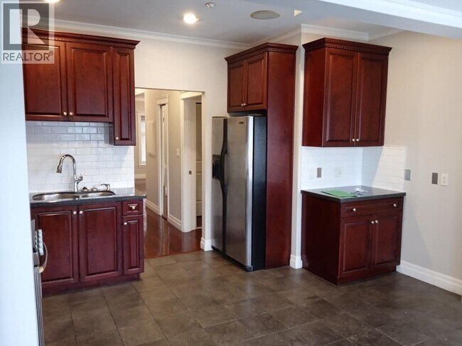 Photo - 4585 Commercial St