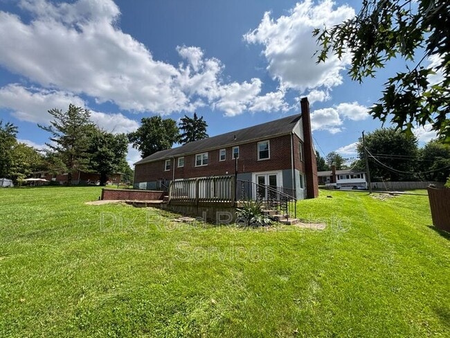 1750 N Staunton Dr