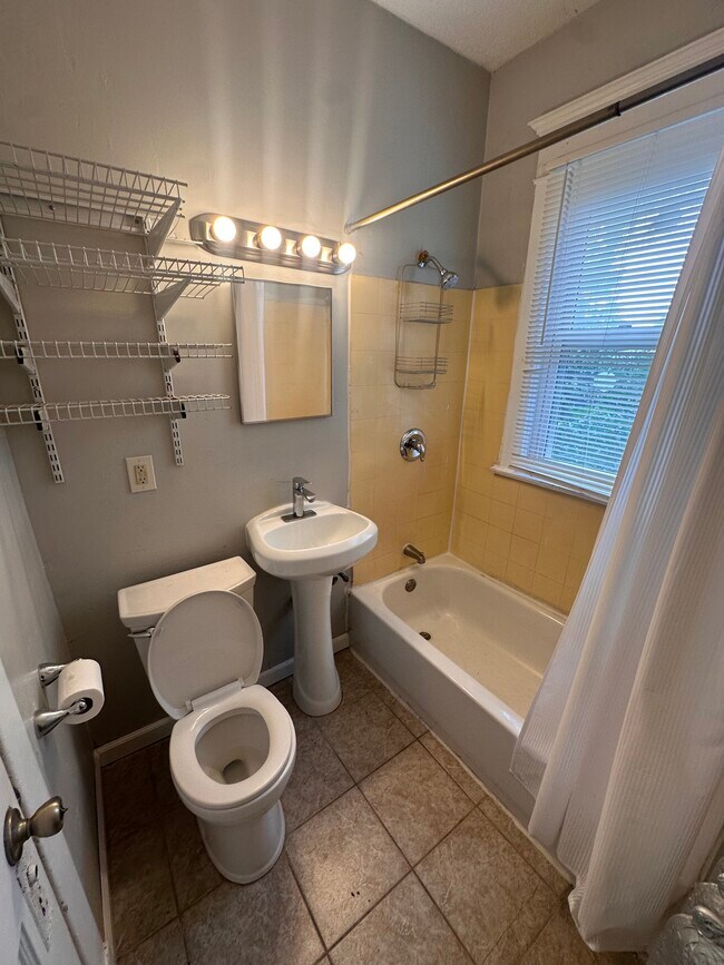 Photo - 834 University Ave W Unit 2