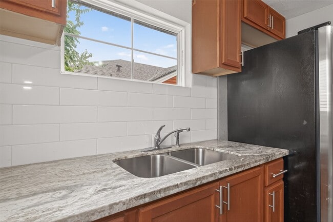 Building Photo - 1511 Scharpe St Unit 2