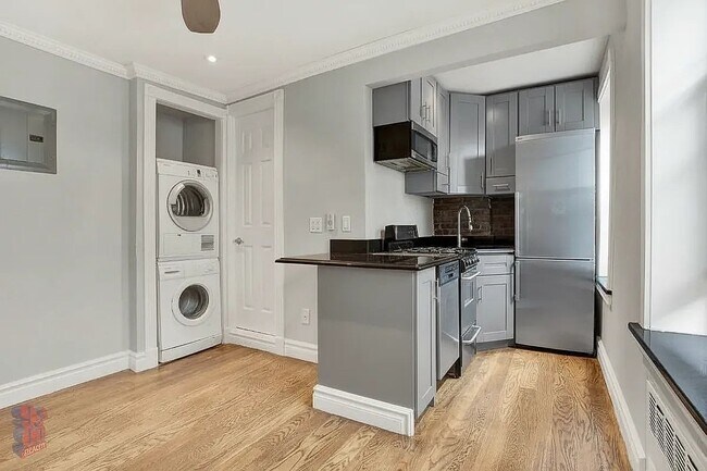 Photo - 345 W 53rd St Unidad 2A