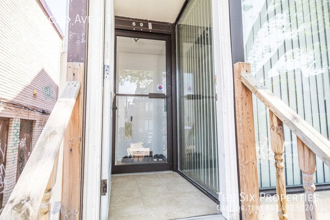 Building Photo - Two Bedroom Main Floor Apartment Near Bloor St W Unit 1