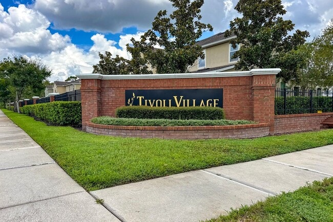 Building Photo - Town House 3 Bedroom and /2.5 Bathrooms. At Lee Vista area gated Community.