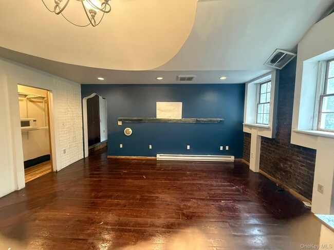 Building Photo - 18 E Main St Unit 18C