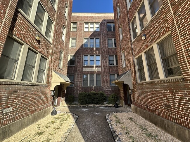 Building Photo - 200 W 31st St