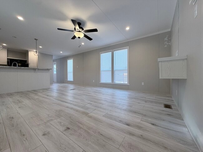 709 N Collins Fwy