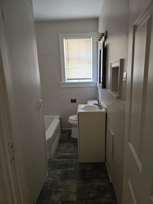 Photo - 706 W 16th St