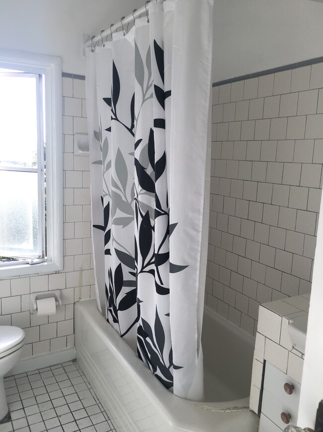 Bath - 2240 Rose St Unit Lovely Flat Nice Location