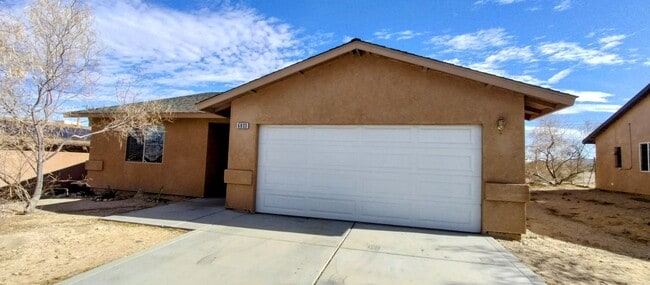 Building Photo - Very nice Three bedroom Two bath in Twentynine Palms
