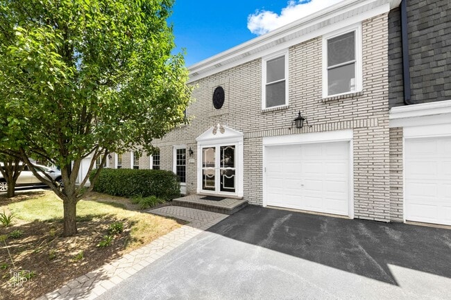 Building Photo - Cambridge Subdivision in Libertyville! Available June 23!