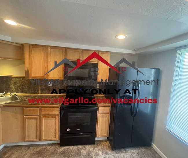 Spacious 3 Bed / 1.5 Bath Town-Home in Mer... - Spacious 3 Bed / 1.5 Bath Town-Home in Mer...