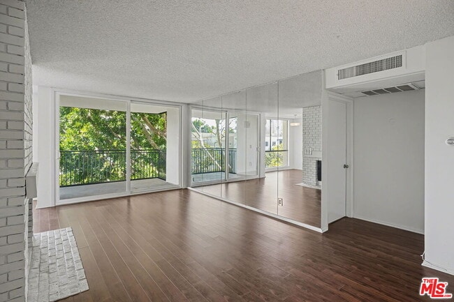 Photo - 1340 S Beverly Glen Blvd Unidad 112