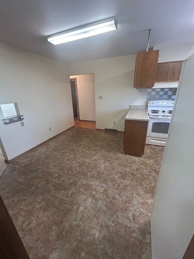 Building Photo - 2bd 1.5 bath duplex for rent Waterloo IA!