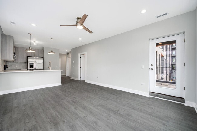 Photo - 825 E 61st St