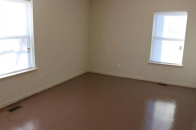 Photo - 885 N 42nd St