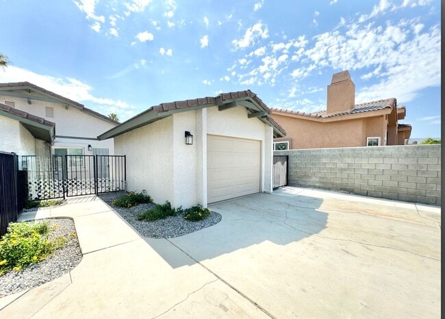 Building Photo - AVAILABLE NOW!! 3 Bedroom/ 2 Bathroom Duplex in Cathedral City! Unit B
