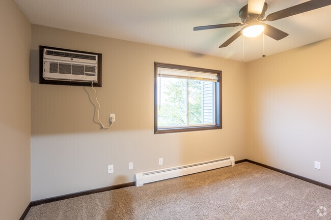 1BR, 1BA - 636SF, dormitorio - Shamrock Apartments