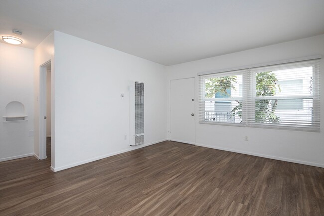 Photo - 2 WEEKS FREE!!! Charming One Bedroom In Po... Unit 3040
