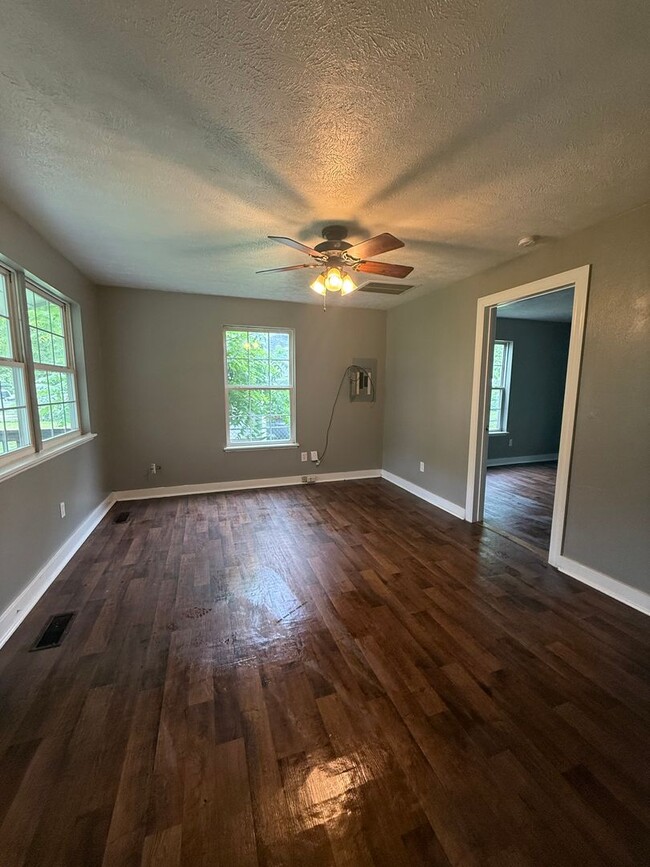 Building Photo - Rent this GREAT 2 BEDROOM home with, FULLY FENCED front and back yard.