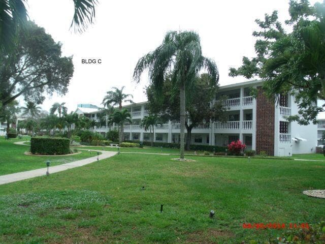 Building Photo - 5200 NE 24th Terrace Unit 107-c