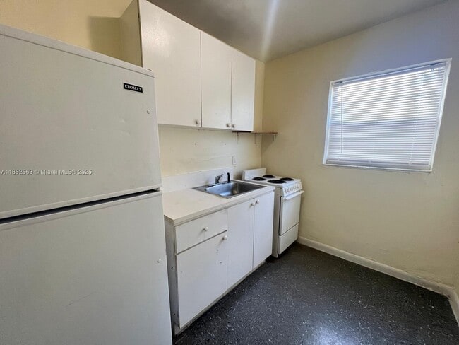 Building Photo - 1801 NW 54th St Unit 3 Rental