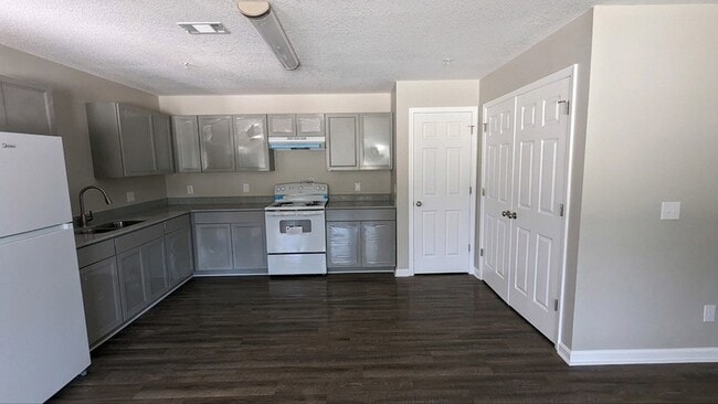 1474 Kelly Dr