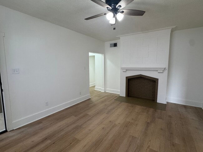 Photo - 410 E 13th St