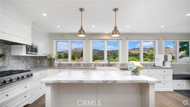 Building Photo - 10 Flintridge Rental