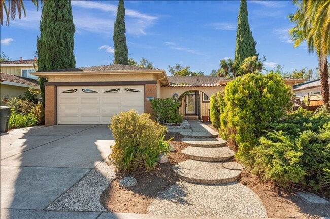 Building Photo - Beautiful 3 bed 2 bath with Central Air Co... Rental