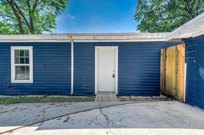 Photo - 611 N Pruett St