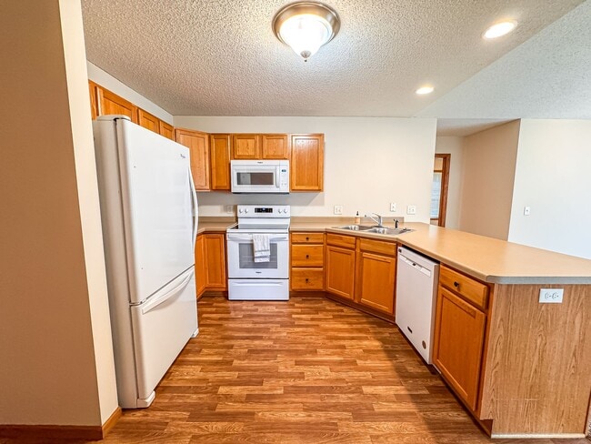 Building Photo - 2 Bedroom Town Home