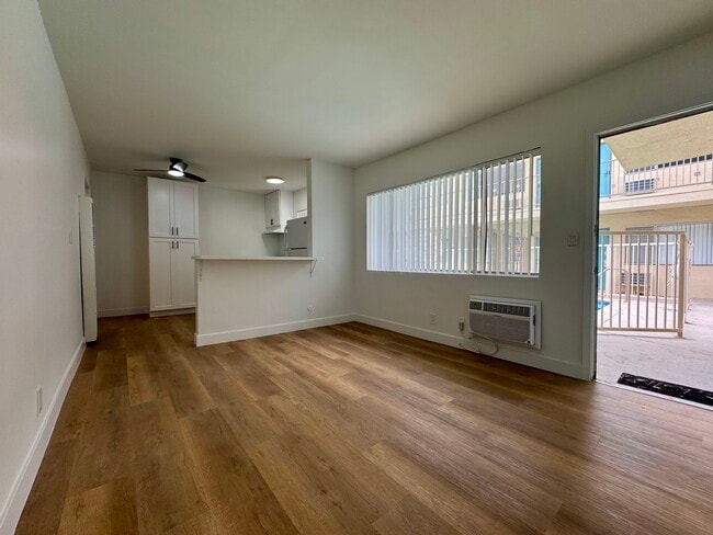 Photo - 1230 W 29th St Unidad Spacious Furnished 1B1B