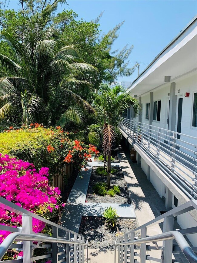 Building Photo - 942 Lenox Ave. Unit 07