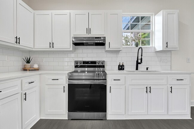 Photo - 2412 Lucas St