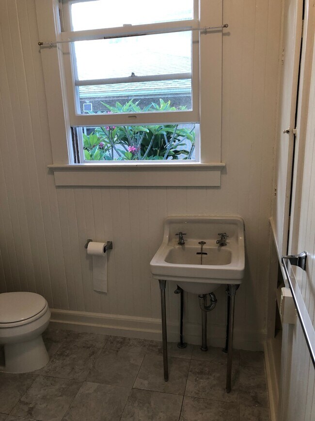 Charming Studio w/ Full Kitchen in Kaimuki! Rental House Rental in