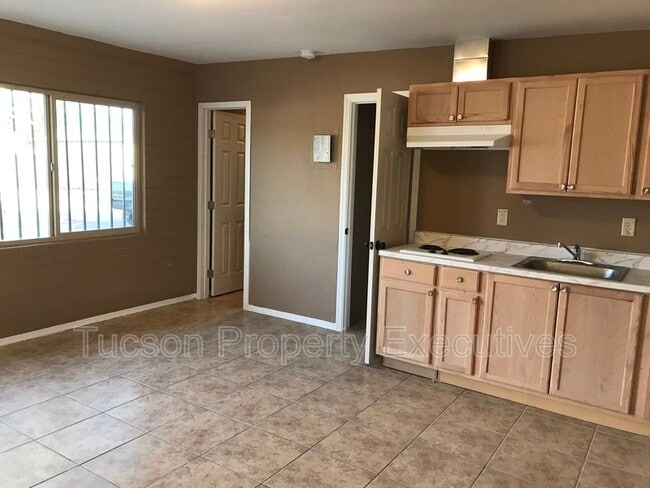 232 W Flores St