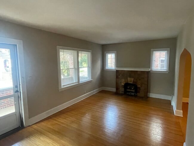 Living room - 3219 Glengyle Ave Unit 1