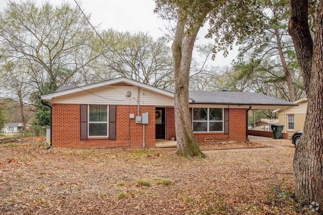 Building Photo - 1526 Goliad St Rental