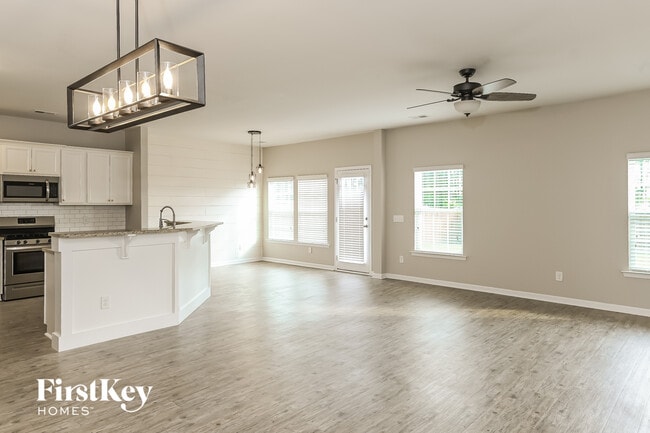 Photo - 831 Redbud Ln