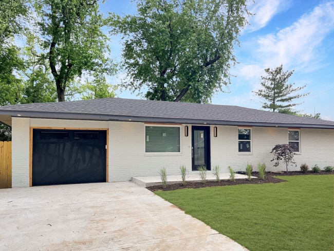 Building Photo - 805 SW 2nd St