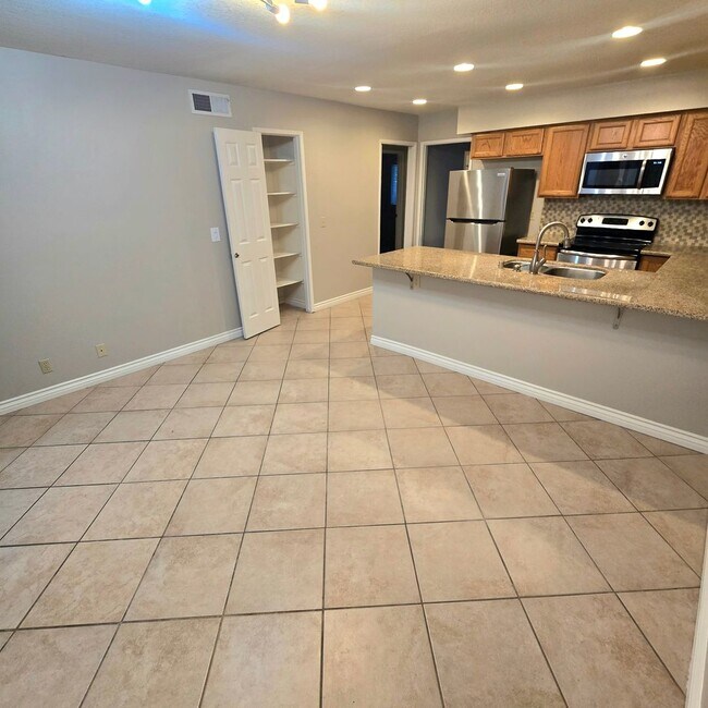 Photo - 2 bedroom with GAREAGE in the HEART of Wes... Casa