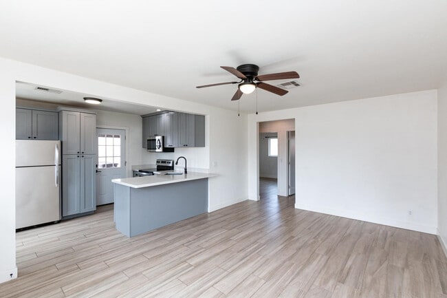 Building Photo - 114 E Elliot Rd