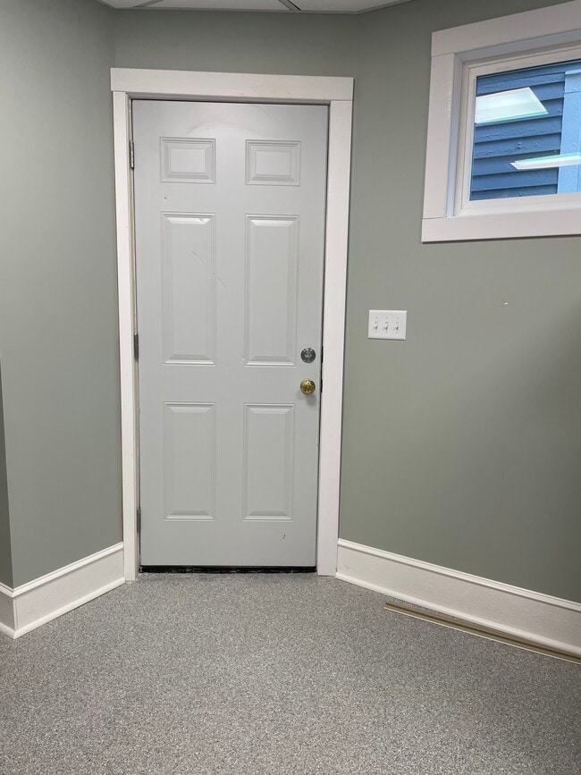 Building Photo - 1826 E Superior St Unit 3