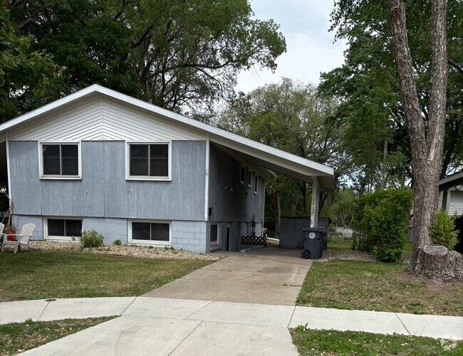 Building Photo - 2715 Cass St Rental