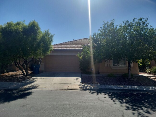 Spacious 3 Bedroom Home with Garage & Soak... - Spacious 3 Bedroom Home with Garage & Soak...
