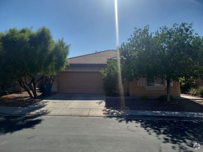 Building Photo - Spacious 3 Bedroom Home with Garage & Soak...