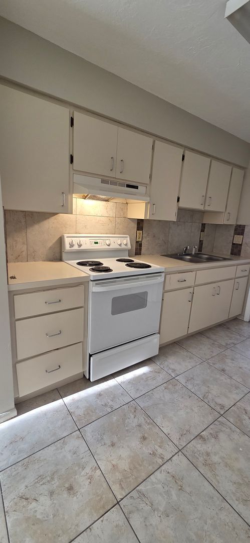 Building Photo - 2/1 Home in suberb location, pet friendly! Unit 1